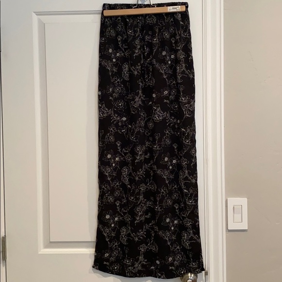 Forever 21 black slit long skirt - Picture 1 of 3